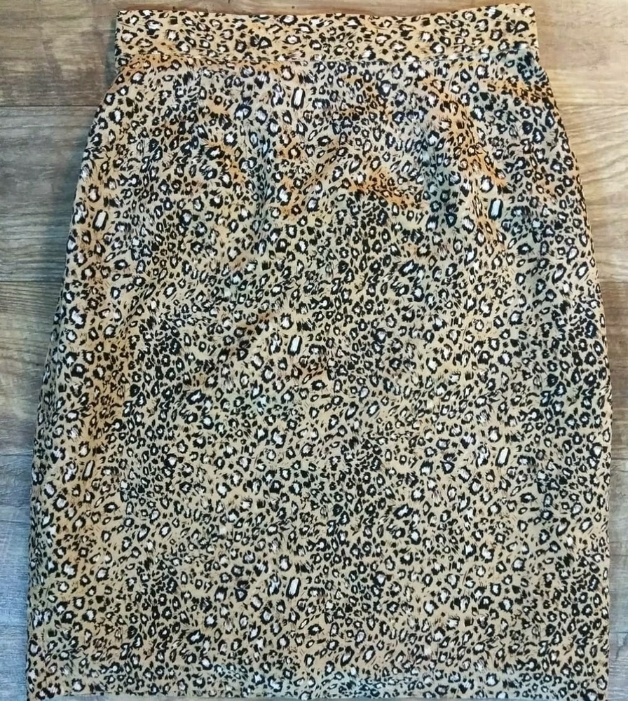 90's Leopard skirt Size Medium.